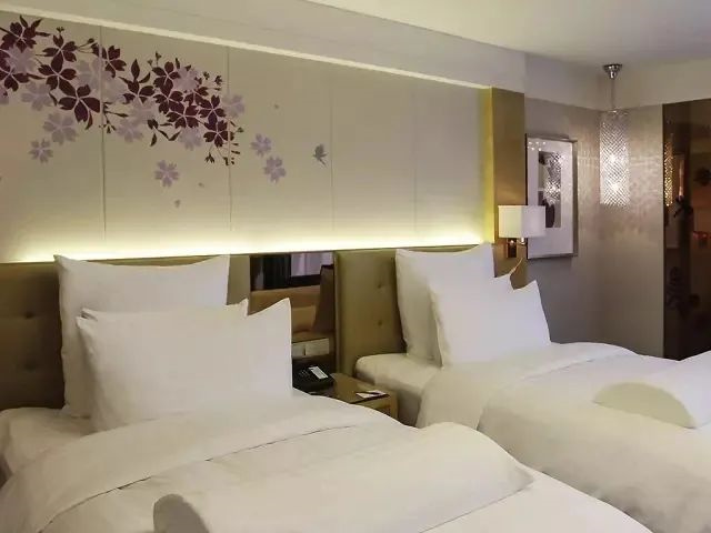 酒店設(shè)計(jì)的枕頭、隔斷玻璃門、燈怎么讓人燒腦殼