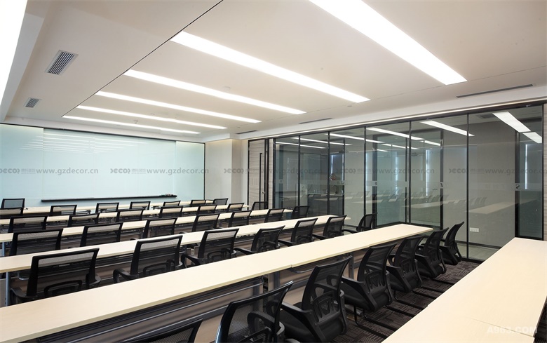 辦公室裝飾公司是否提供辦公室的工作站和辦公桌的配置方案？